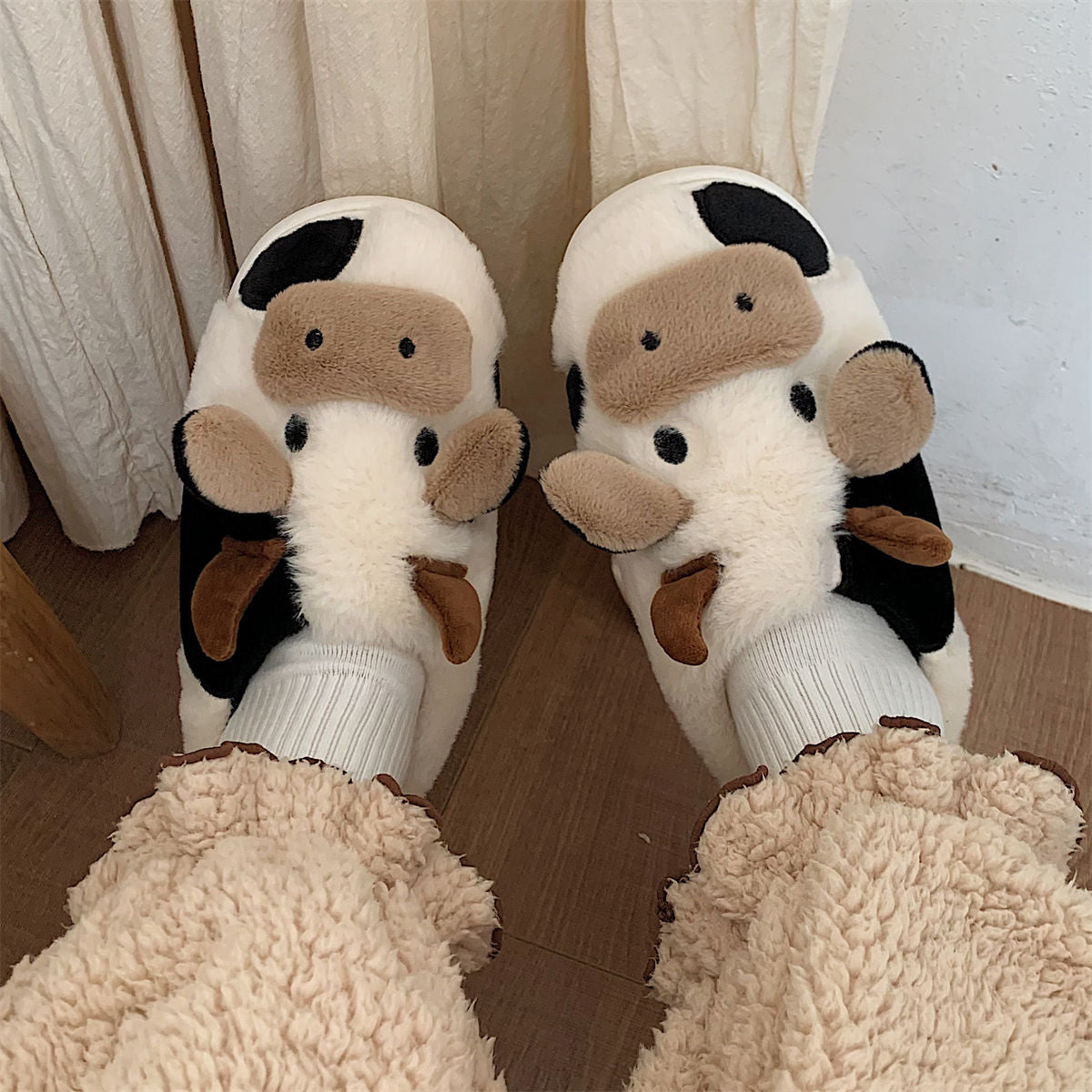 PANTUFLAS FELPUDAS COW - Wolfie